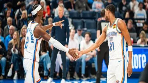 英博赛事夜遇大雪，清晨球场启动除雪作业